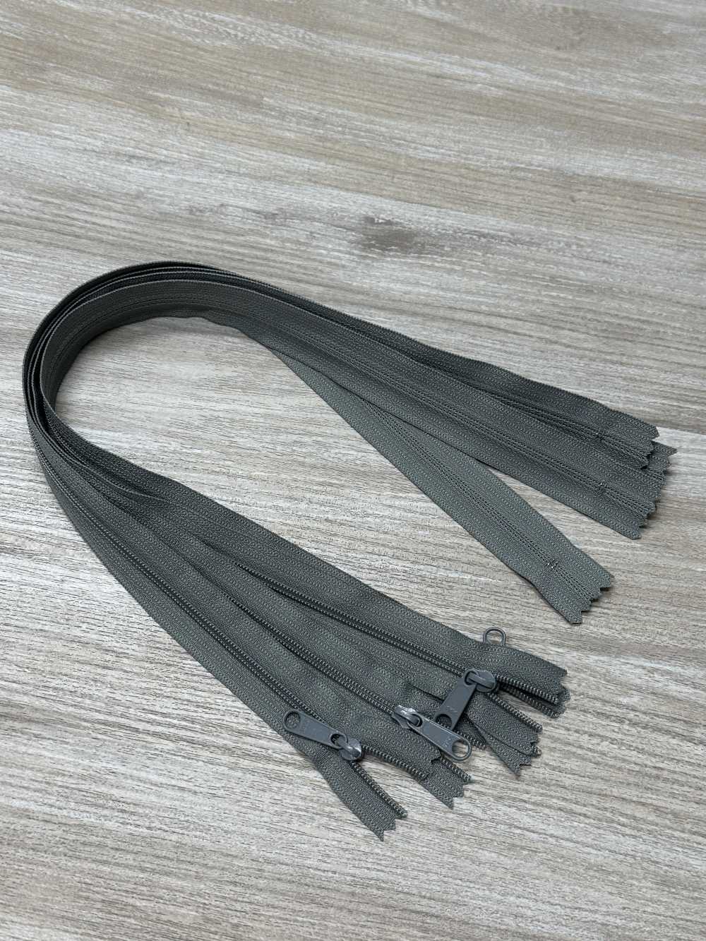 3CFC-OUTLET سحاب ملفوف مقاس 3 بنهاية مغلقة YKK