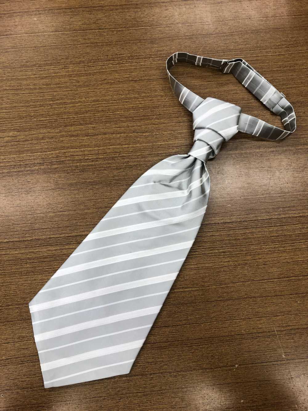 YT-986G ربطة عنق أسكوت مصنوعة في اليابان (Euro Tie) ساتان حرير مخطط رمادي[مستلزمات رسمية] Yamamoto(EXCY)