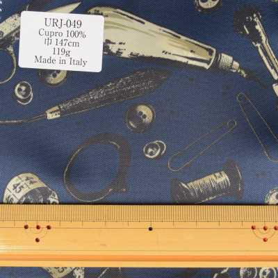 URJ-049 صنع في إيطاليا، بطانة مطبوعة من كوبرو 100%، بنقشة أدوات الخياطة والأزرار، أزرق TCS صور إضافية